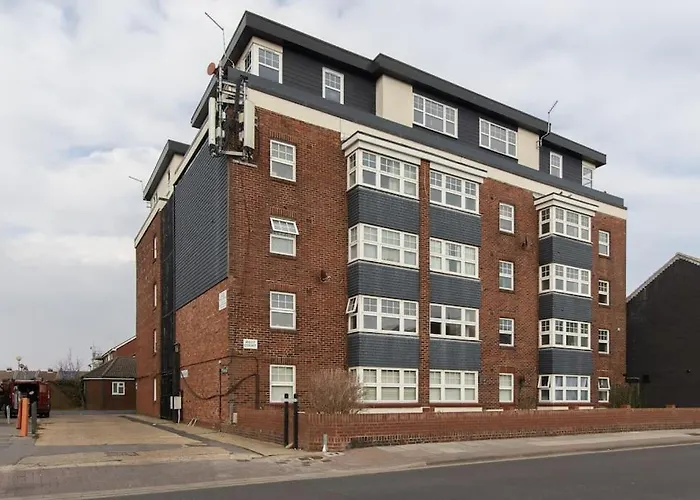 Open Mind Property - Southsea With Free Parking
