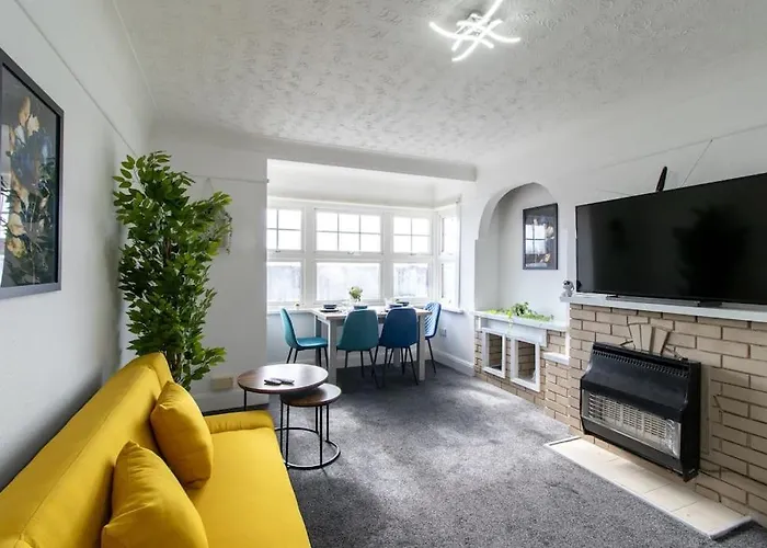Open Mind Property - Southsea With Free Parking